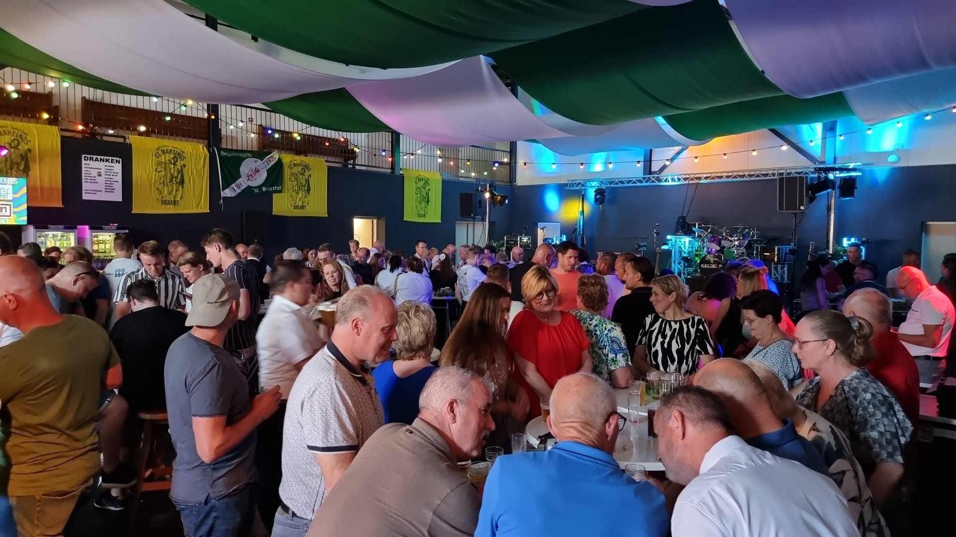 Sfeerfoto kermis Braamt — feestzaal vol bezoekers