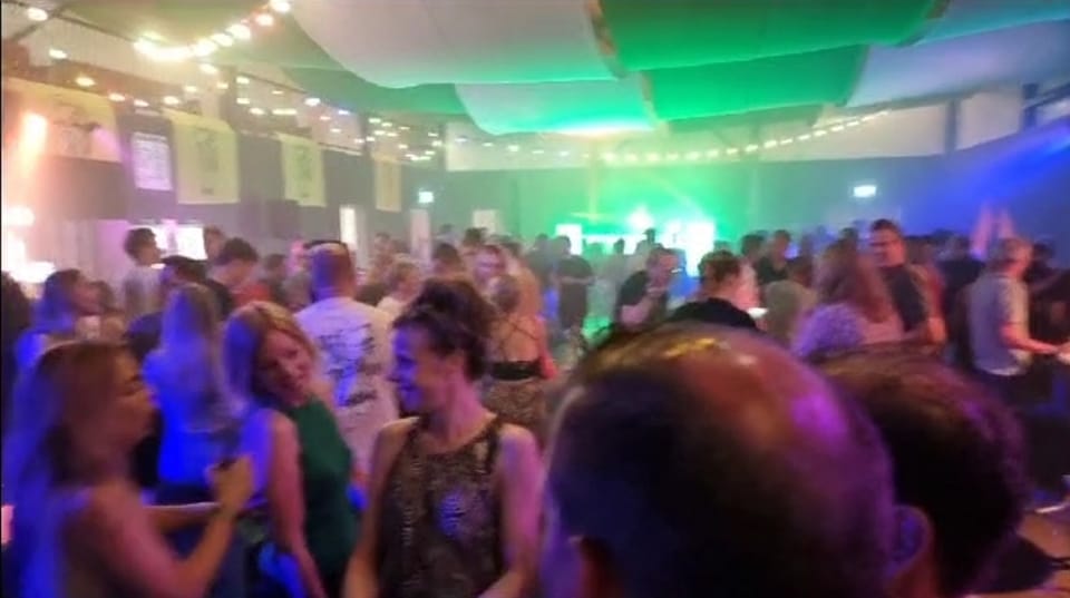 Sfeerfoto kermis Braamt — dansvloer met lichtshow