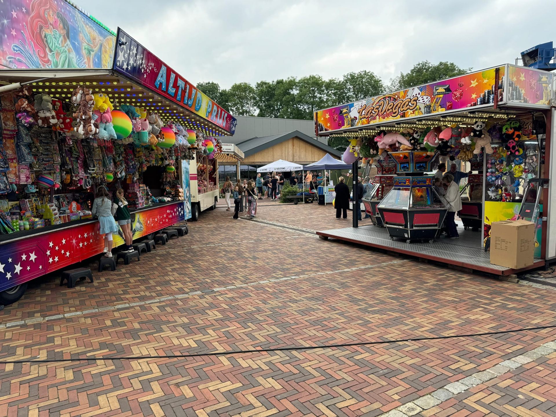 Sfeerfoto kermis Braamt — kleurrijke kermisattracties