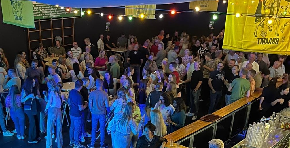 Sfeerfoto kermis Braamt — drukke avond in de zaal