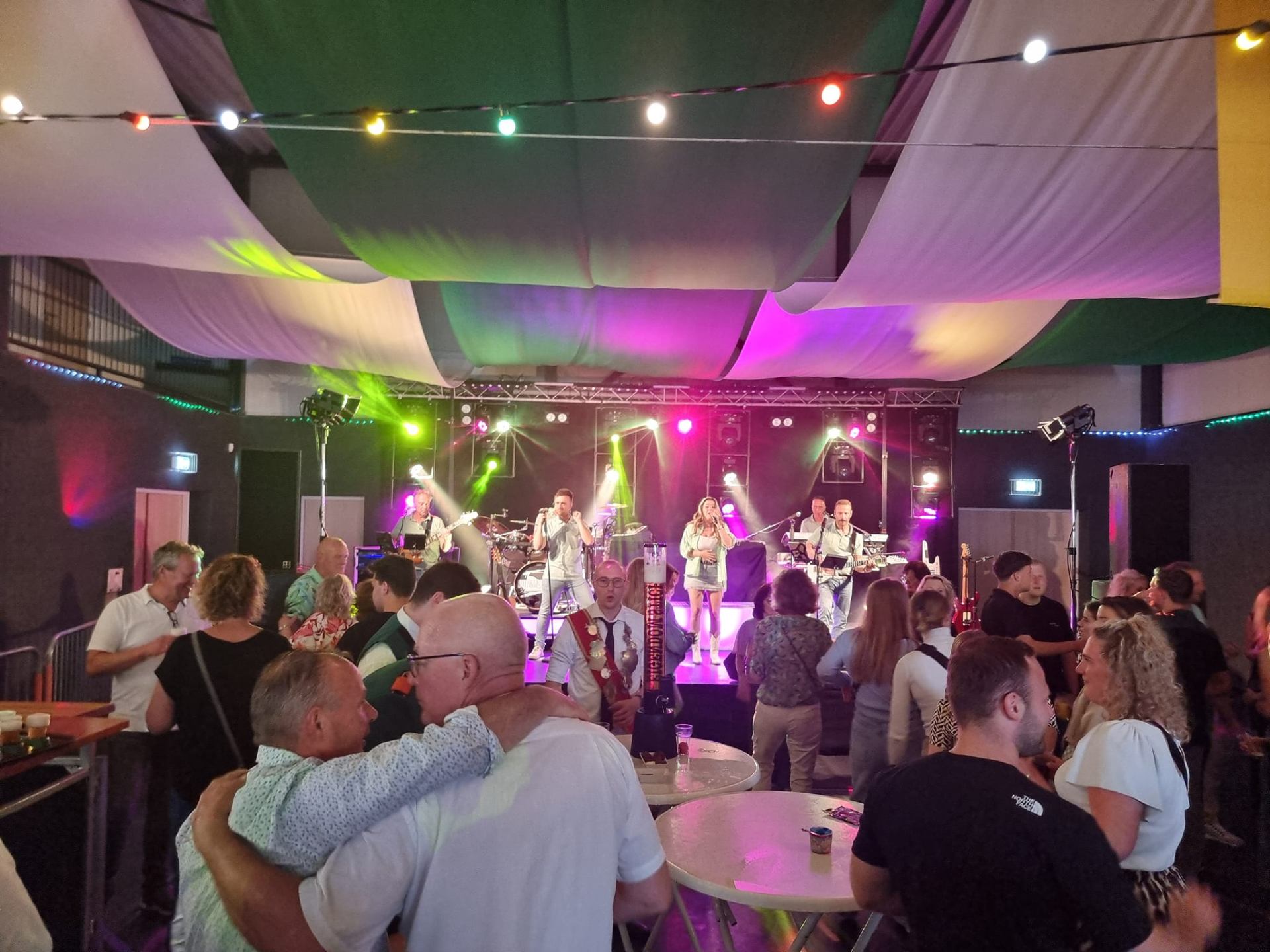 Sfeerfoto kermis Braamt — live band op het podium